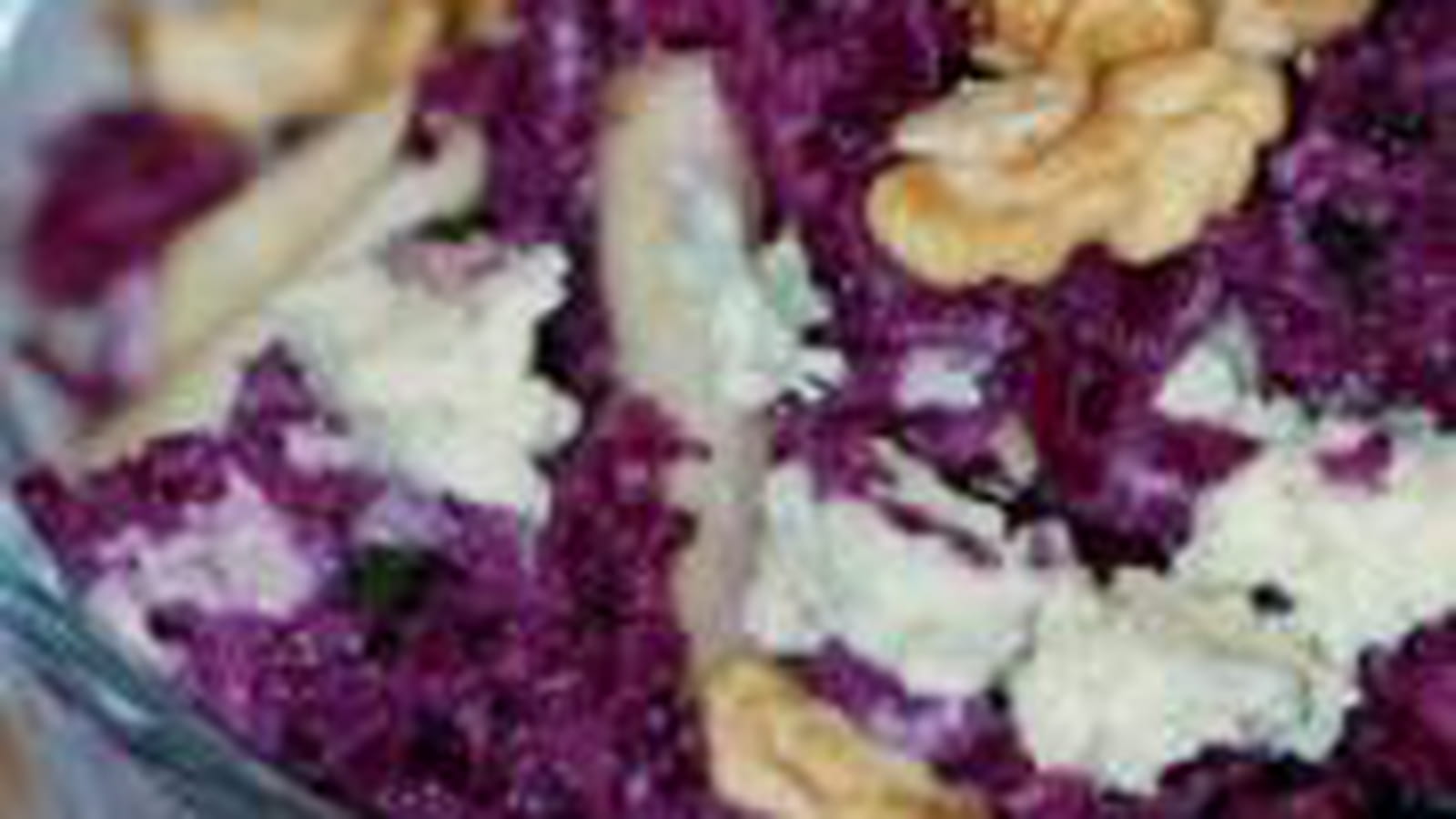 Salade de chou rouge, pommes, noix et roquefort
