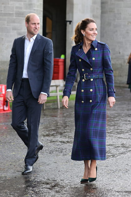 Kate Middleton en trench imprim&eacute; tartan et talons en daim