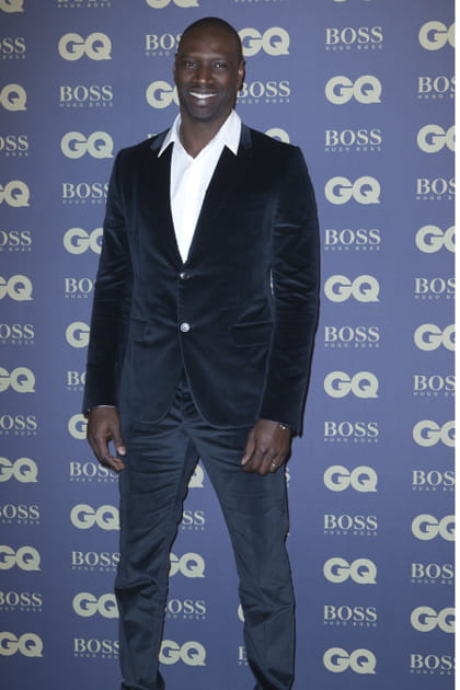 Omar Sy en costume en velours bleu marine