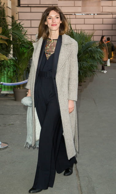 Doria Tillier en long manteau gris