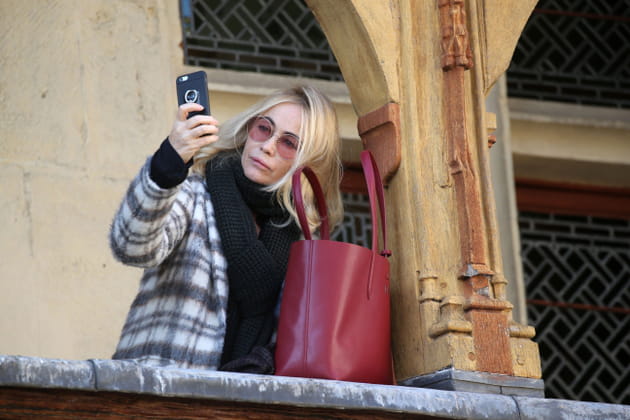 Emmanuelle B&eacute;art en pleine immortalisation