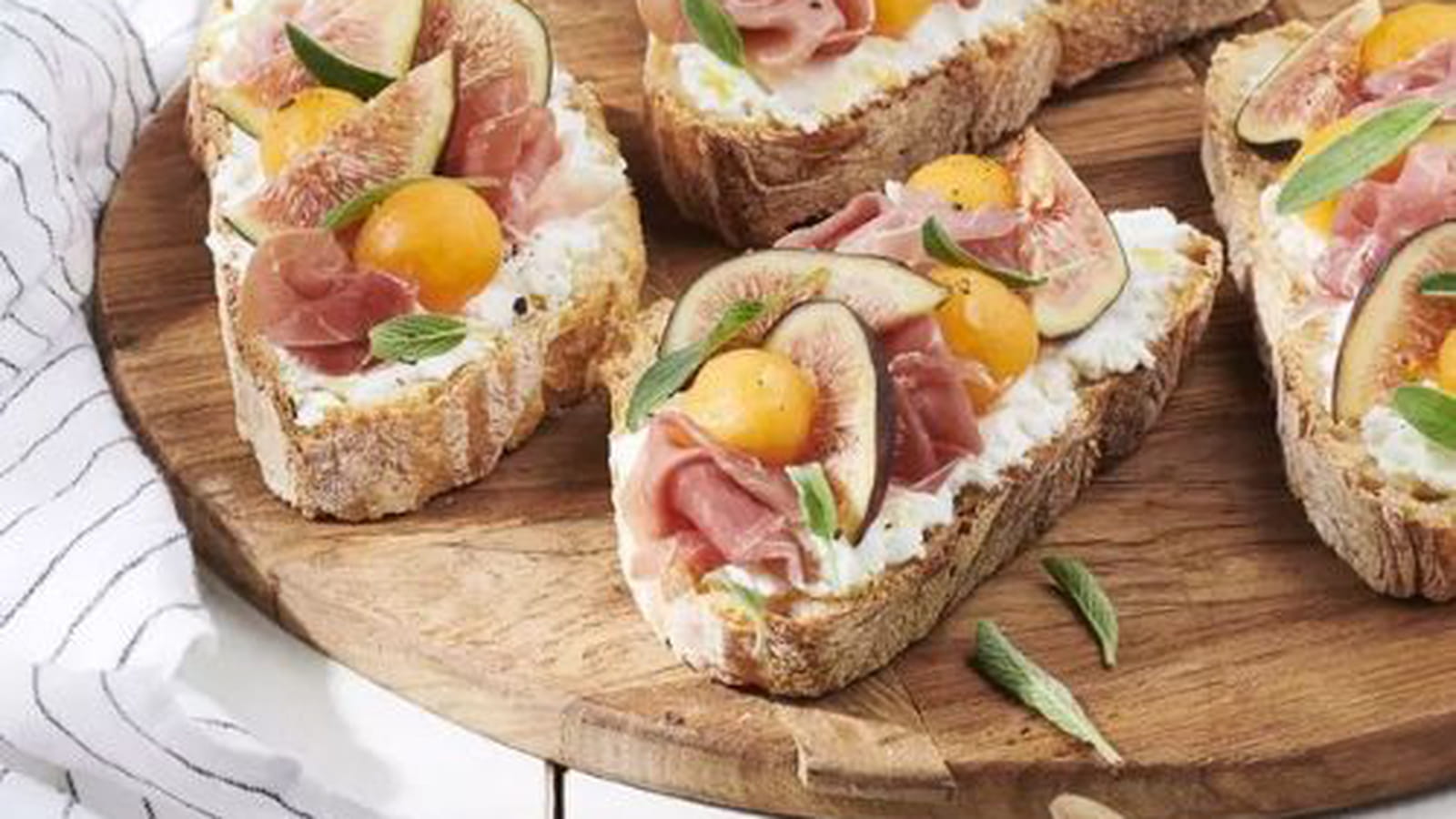 Bruschetta, brousse de brebis, figues, jambon cru, billes de melon et sauge