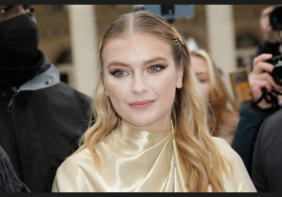 Le teint glowy de Camille Razat