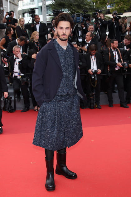 Baptiste Giabiconi en ensemble en tweed bleu mouchet&eacute; Dior