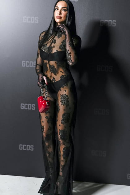 Dua Lipa en combinaison transparente en dentelle fleurie