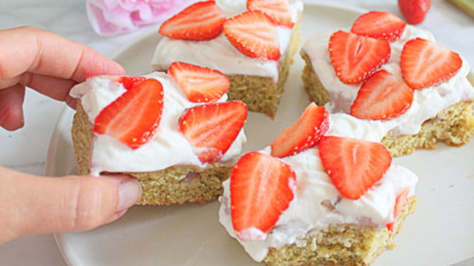 Poke cake rhubarbe et fraises (option vegan)