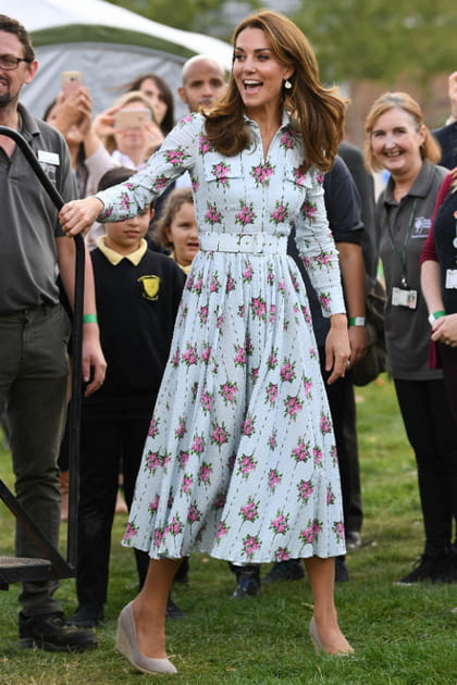 Kate Middleton en robe bleue &agrave; fleurs roses