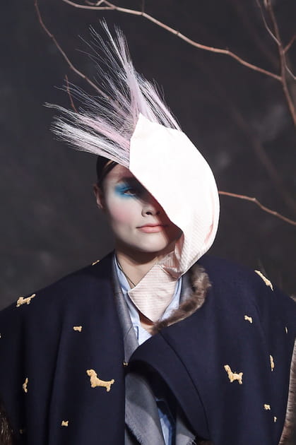 Le foulard dans le vent du d&eacute;fil&eacute; Thom Browne