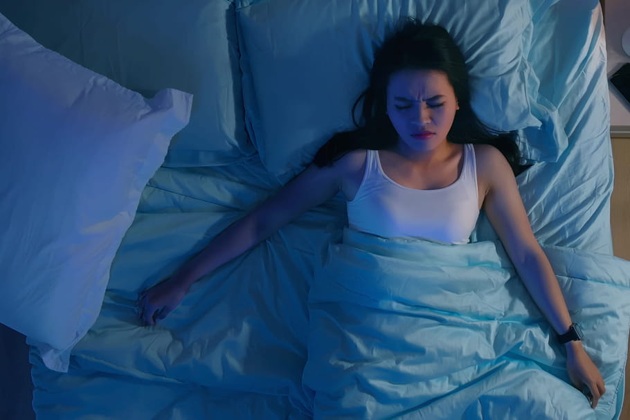 Sommeil agité : définition, causes chez l'adulte, que faire ?