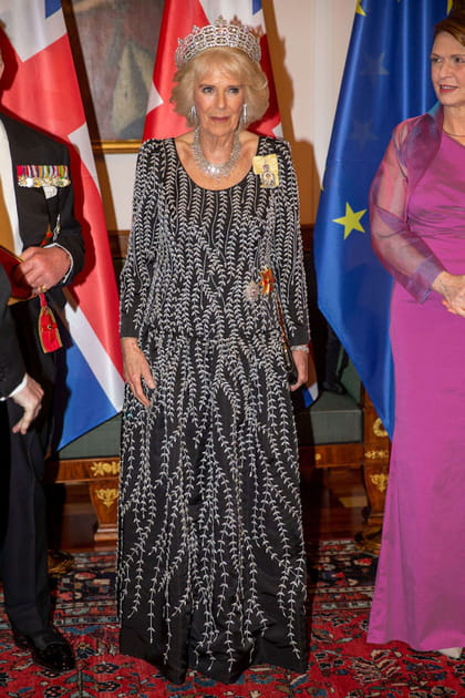 Camilla Parker-Bowles en longue robe noire à imprimé et bijoux argentés