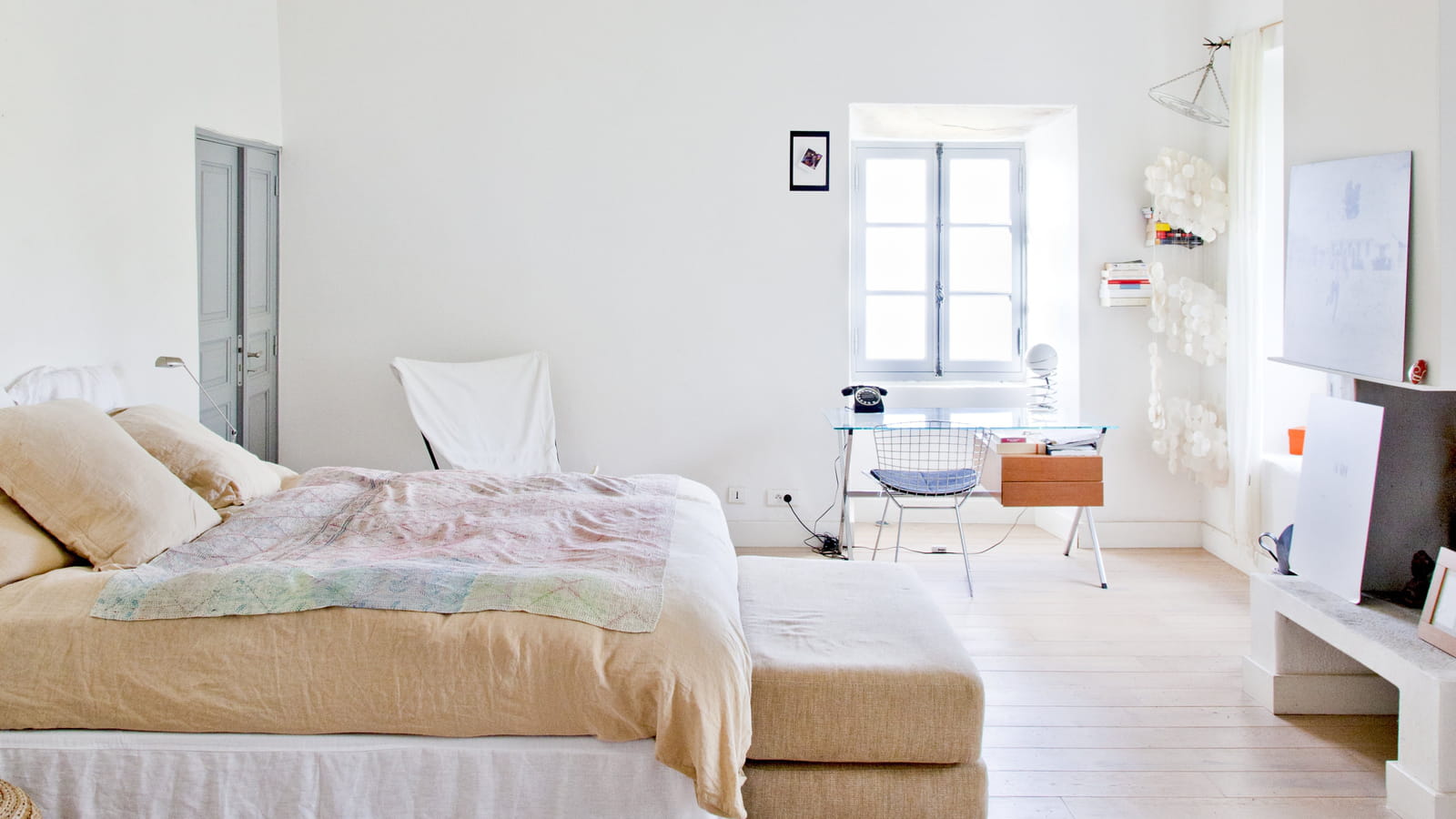 Chambre minimaliste haute de plafond 