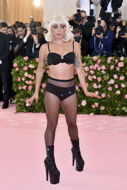 Lady Gaga en ensemble de sous-vêtements noirs à paillettes et collants à pois Brandon Maxwell
