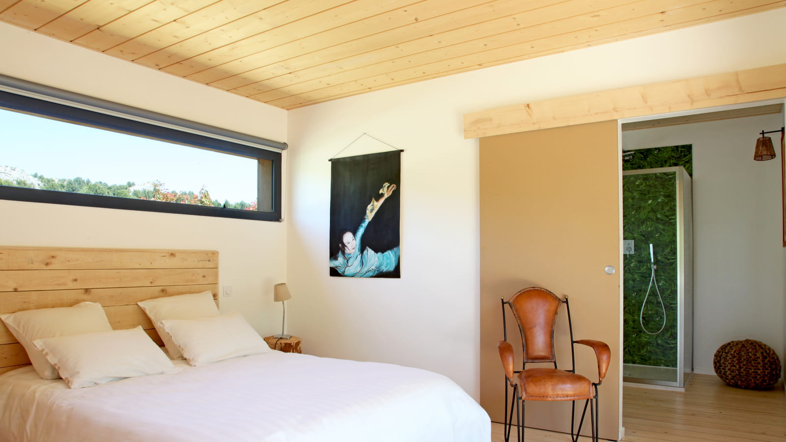 Une tête de lit en bois naturel