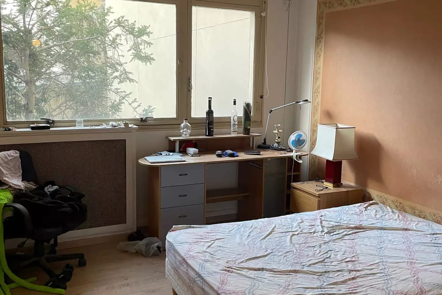 this aging room has been given a second lease of life, it feels like a hotel this aging room has been given a second lease of life, it feels like a hotel