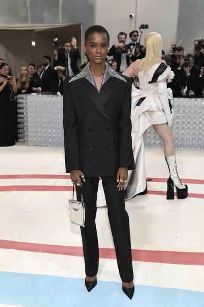 Letitia Wright en costume noir Prada