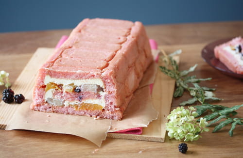 Charlotte aux biscuits roses, pêche pochée à la verveine & mûres
