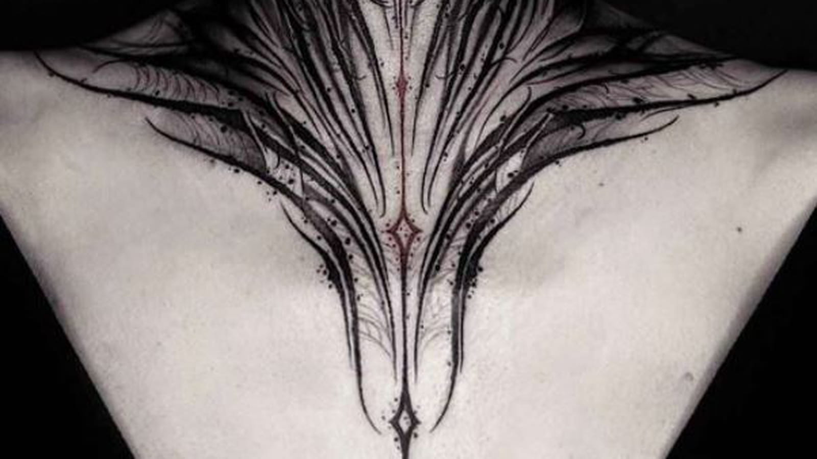 Tatouage gothique sur le cou