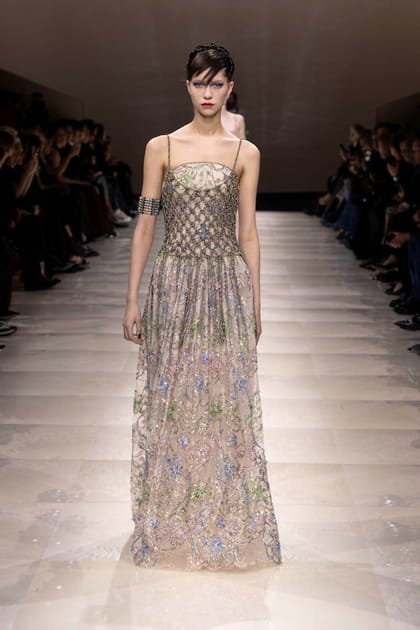 Robe brod&eacute;e &agrave; fines bretelles aper&ccedil;ue sur le d&eacute;fil&eacute; Giorgio Armani Priv&eacute;