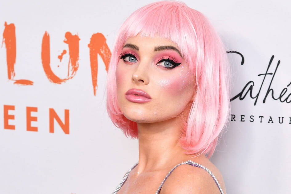 Le carr&eacute; &agrave; frange rose d'Elsa Hosk