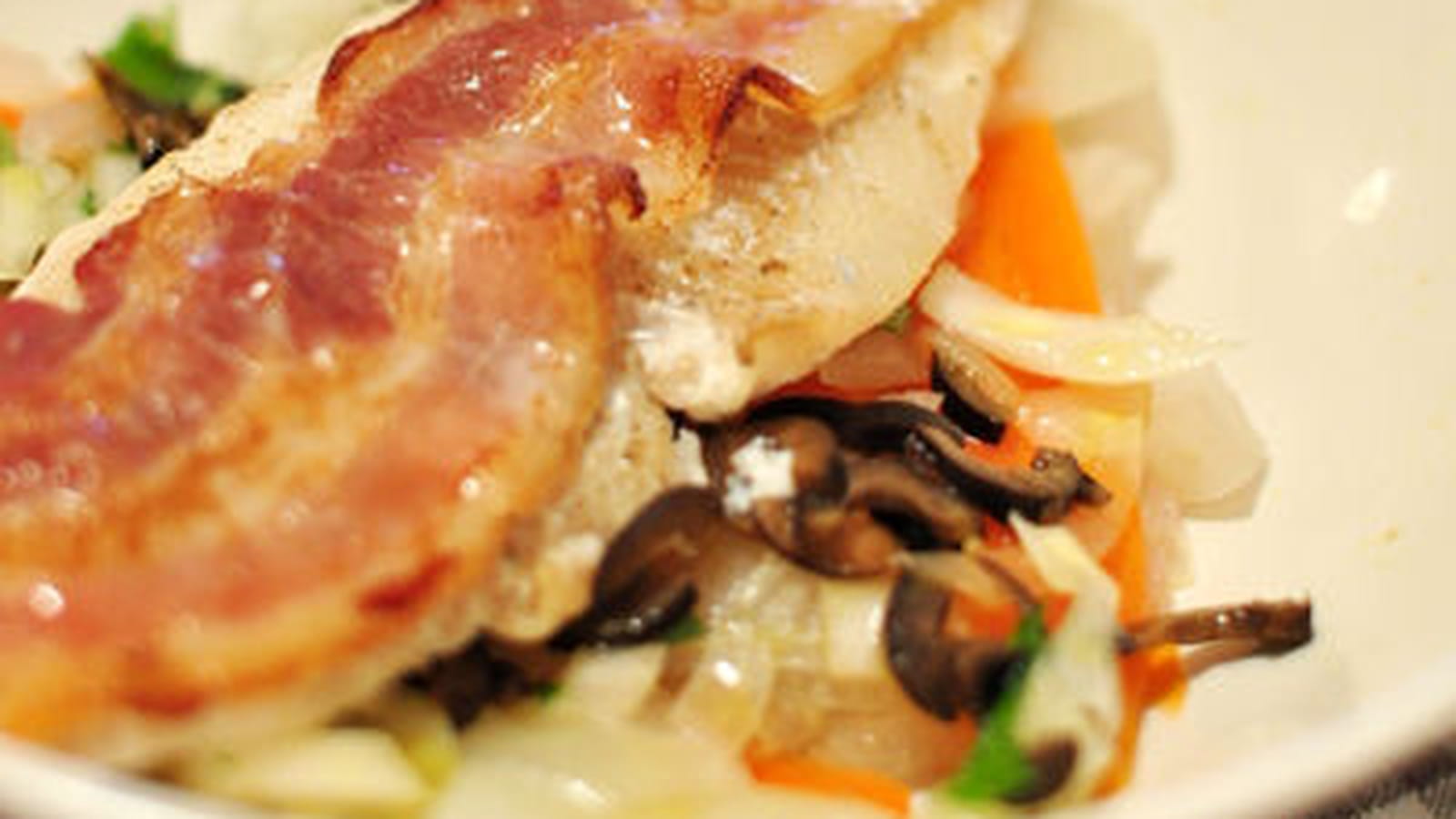 Filets de colin au lard et aux petits légumes