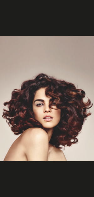 Coupe mi-longue et grosses boucles