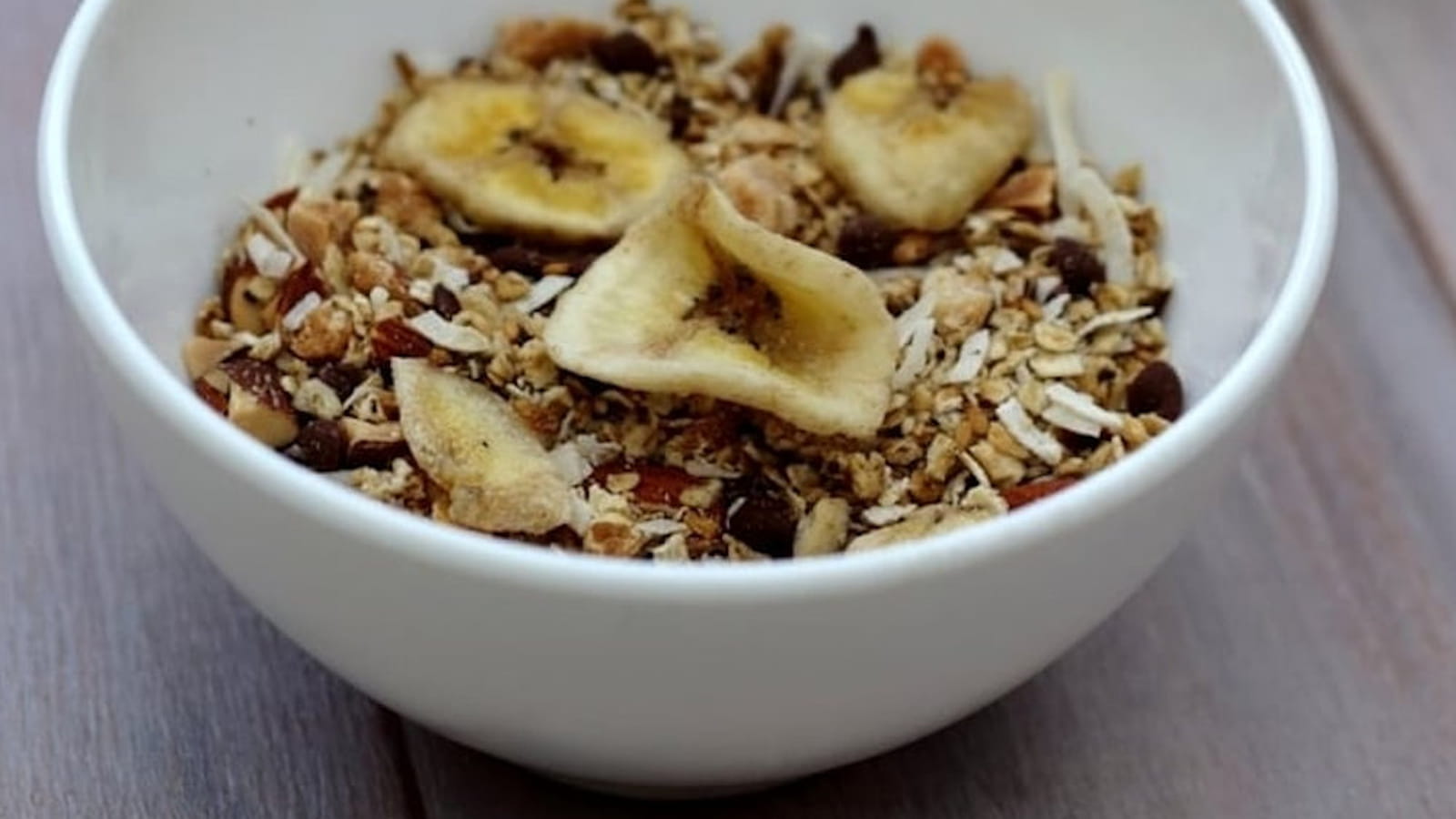 Muesli maison au chocolat, banane et noix de coco râpée