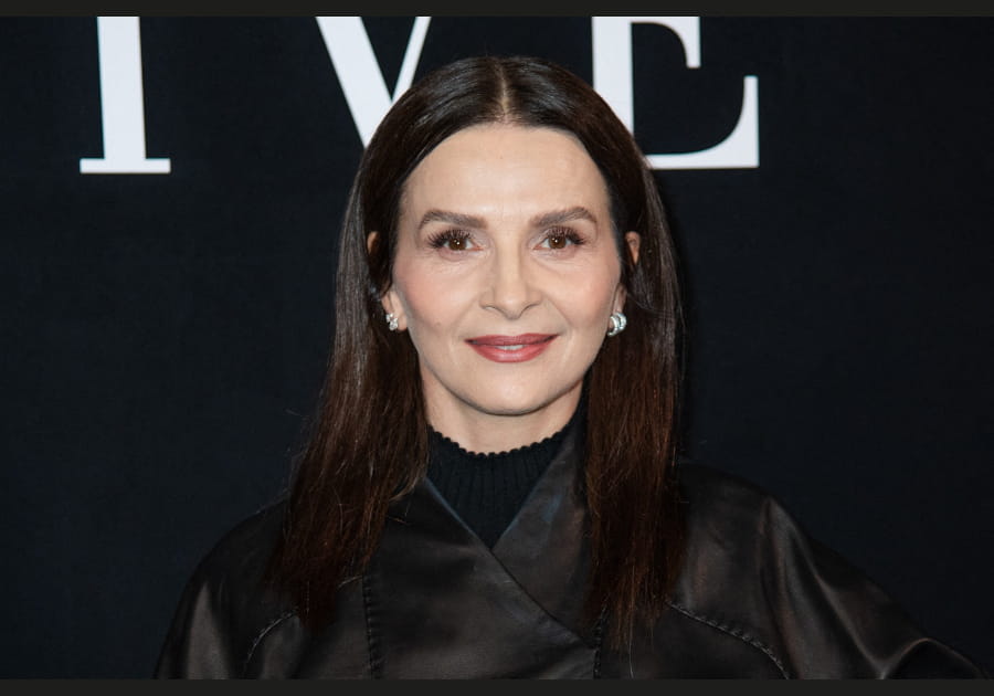 Top&nbsp;: le brushing lisse de Juliette Binoche