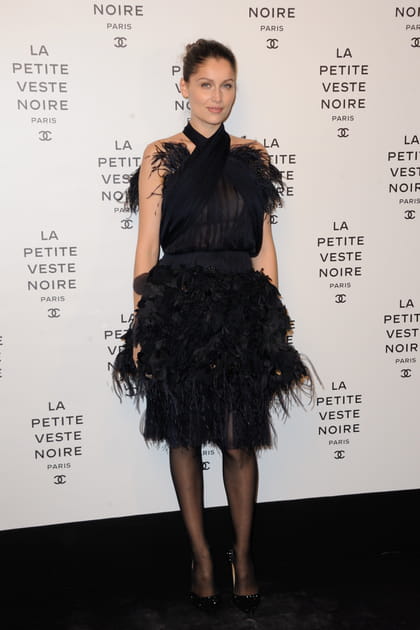 Laetitia Casta en robe noire &agrave; plumes et bretelles crois&eacute;es