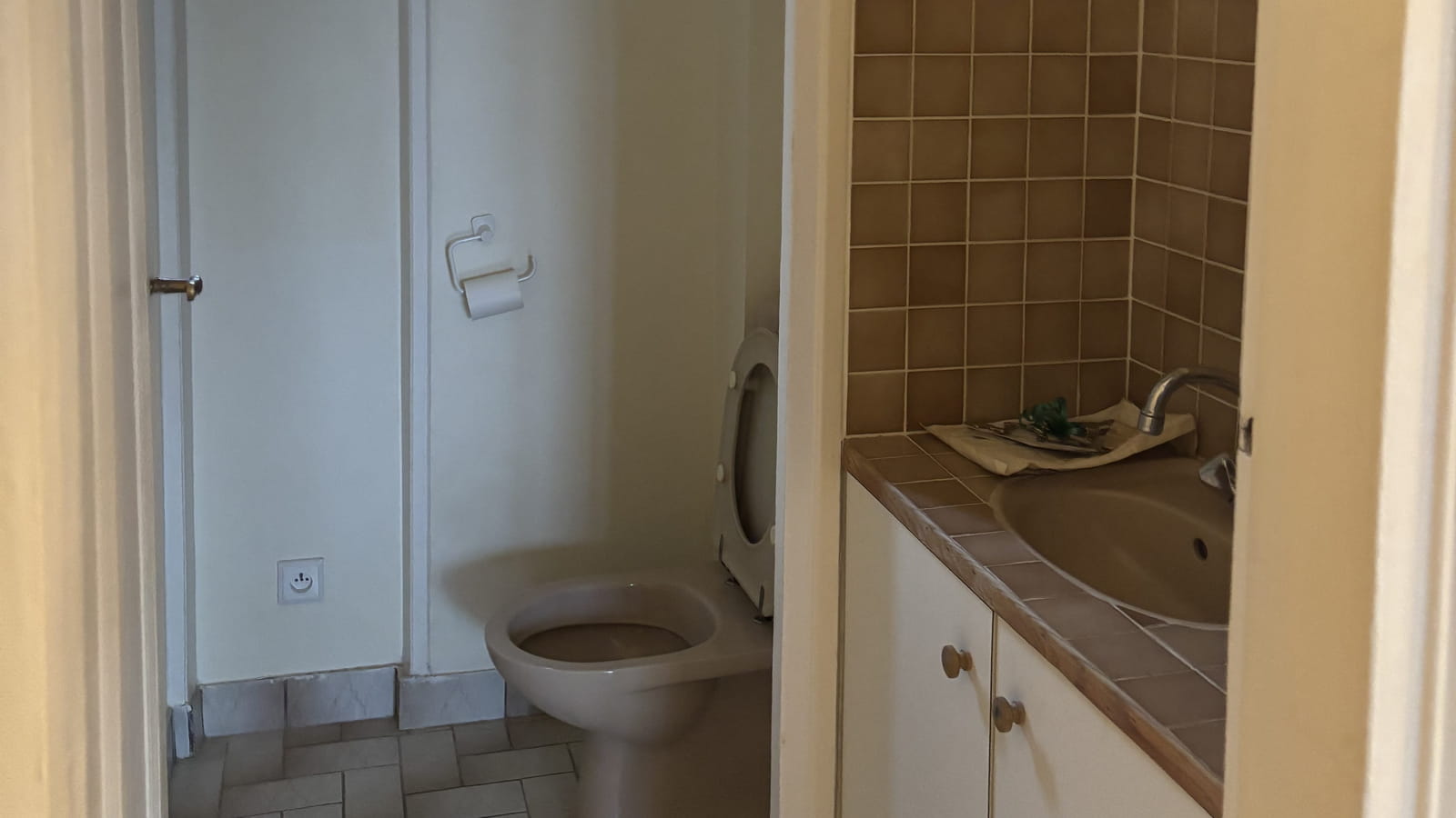 Cabinet de toilettes avant