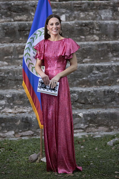 Kate Middleton en robe rose scintillante The Vampire's Wife et talons Jimmy Choo