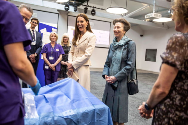 Kate Middleton et princesse Anne &agrave; Londres, au Royal College des obst&eacute;triciens et gyn&eacute;cologues, le 27&nbsp;avril