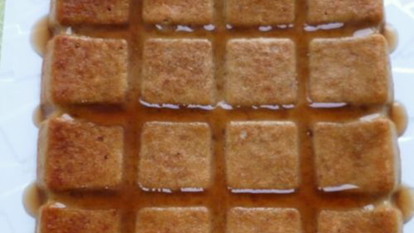 Gâteau protéiné coco-chocolat blanc-blé soufflé nappé érable