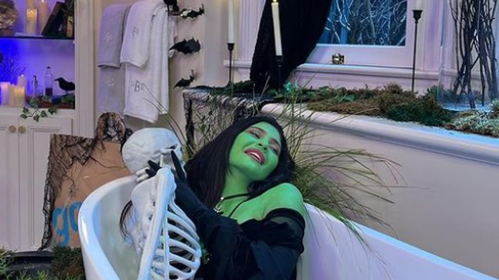 Kylie Jenner en sorcière verte