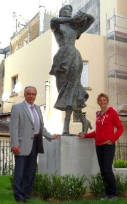 statue carla bruni sarkozy2