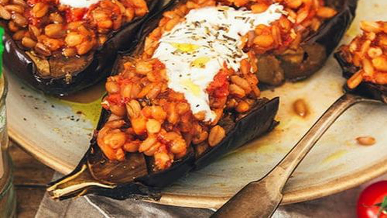 Aubergines farcies au faro, sauce crémeuse à la ricotta