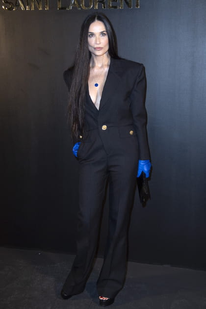 Demi Moore en gants bleus