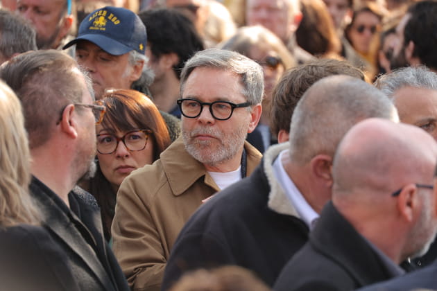 Guillaume de Tonqu&eacute;dec rep&eacute;r&eacute; dans la foule aux obs&egrave;ques de Bruno Salomone