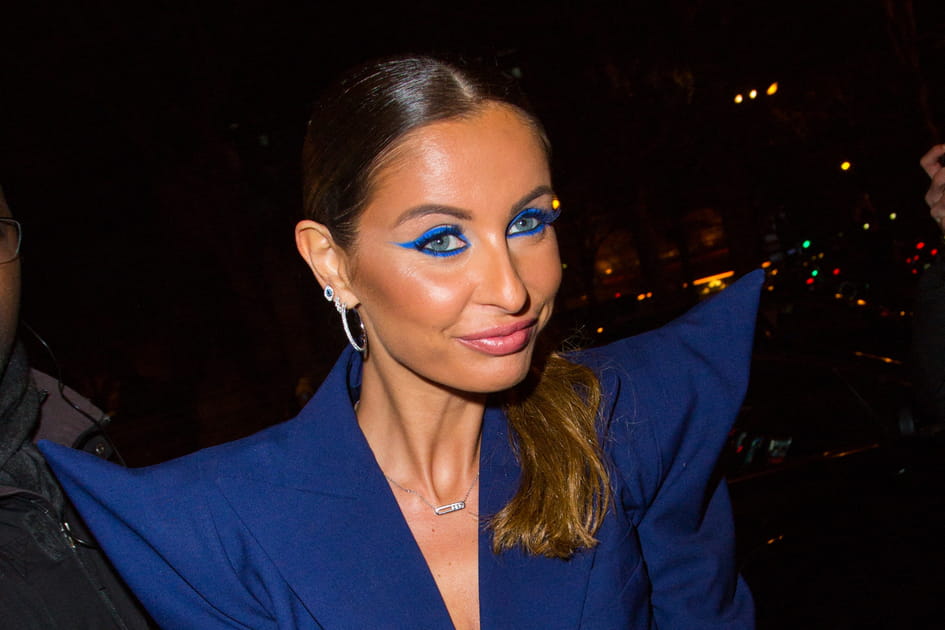 Flop&nbsp;: Malika M&eacute;nard avec un make-up bleu fluo et un teint orange