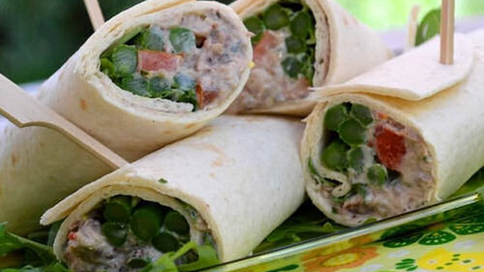Wraps aux sardines et asperges vertes, yaourt grec, tomate et échalote