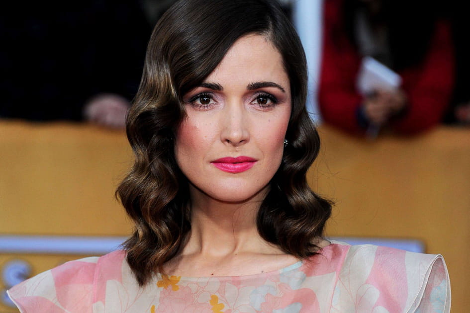Le carr&eacute; long ondul&eacute; de Rose Byrne