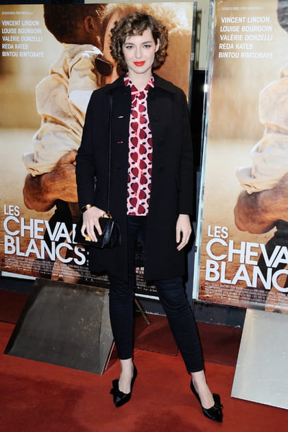 Louise Bourgoin en look noir et chemise à motif cœur