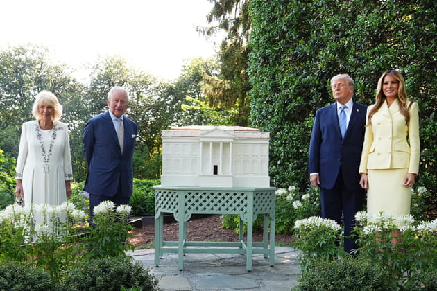 Charles III, Camilla, Donald et Melania Trump posent avec une ruche &agrave; la Maison Blanche