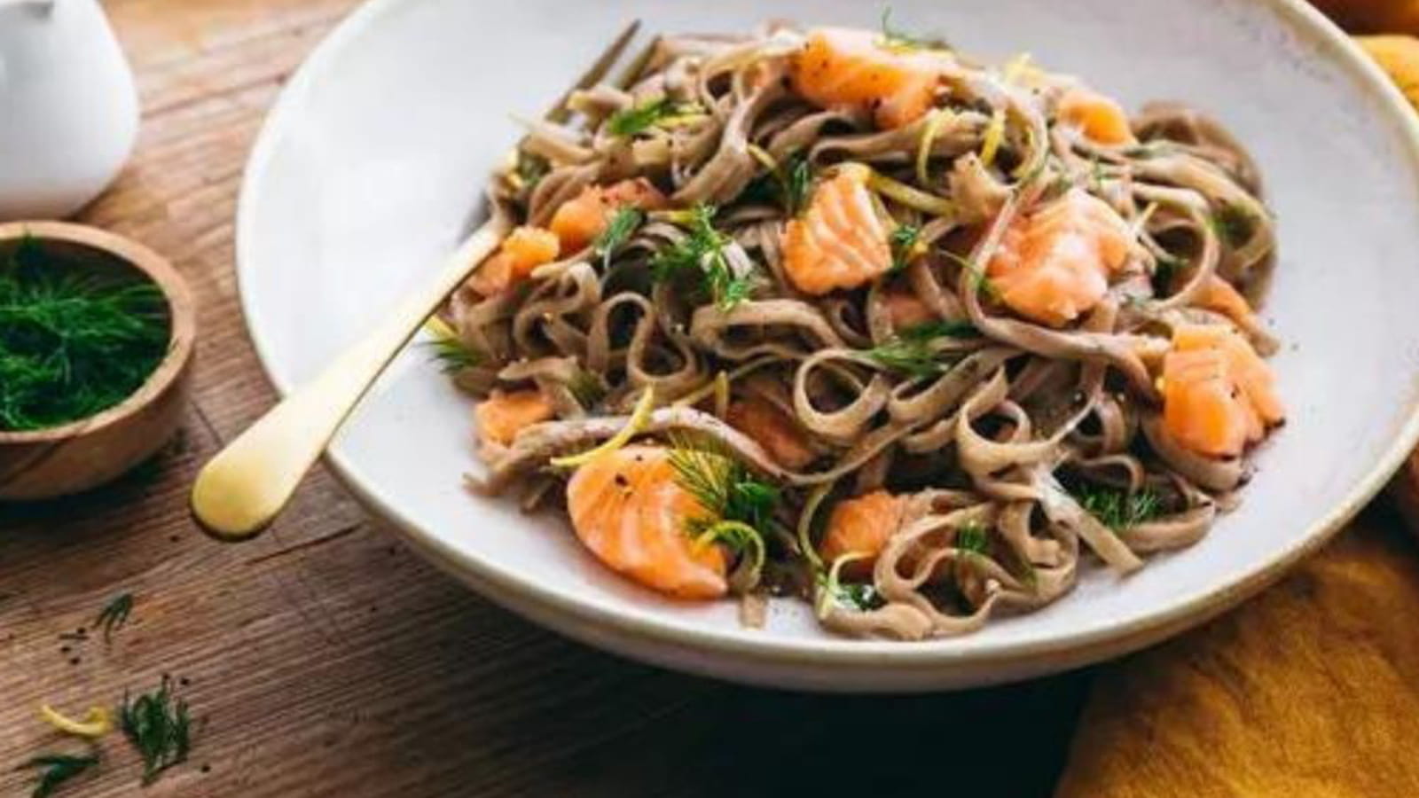 Soba au saumon, citron et aneth