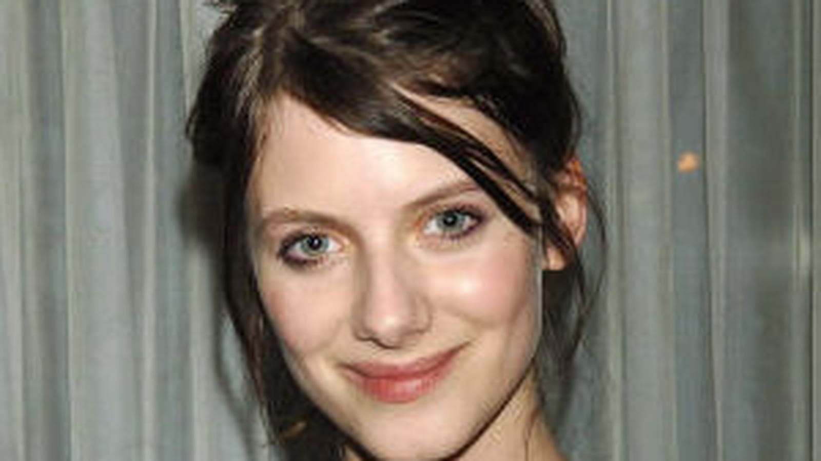 Mélanie Laurent en brune