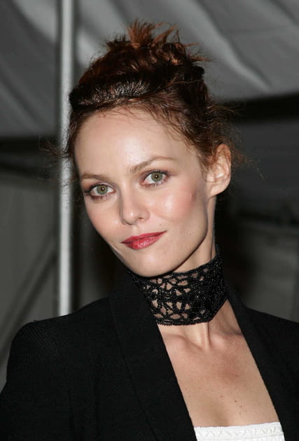 Vanessa Paradis, charmante avec son chignon boucl&eacute;