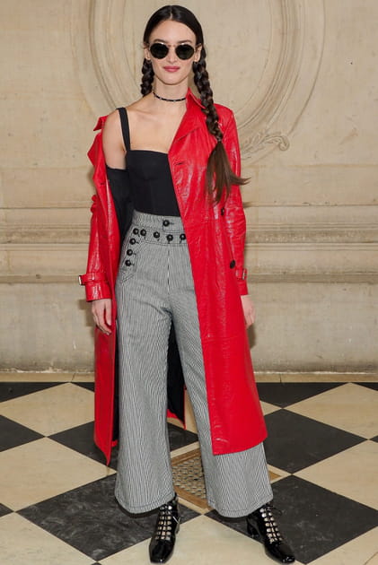 Charlotte Le Bon en look rock et trench rouge vif