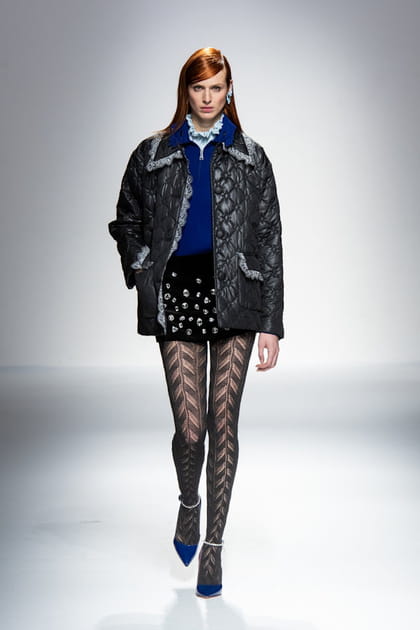 Jupe &agrave; strass, manteau matelass&eacute;e et pull bleu aper&ccedil;us sur le d&eacute;fil&eacute; Vivetta