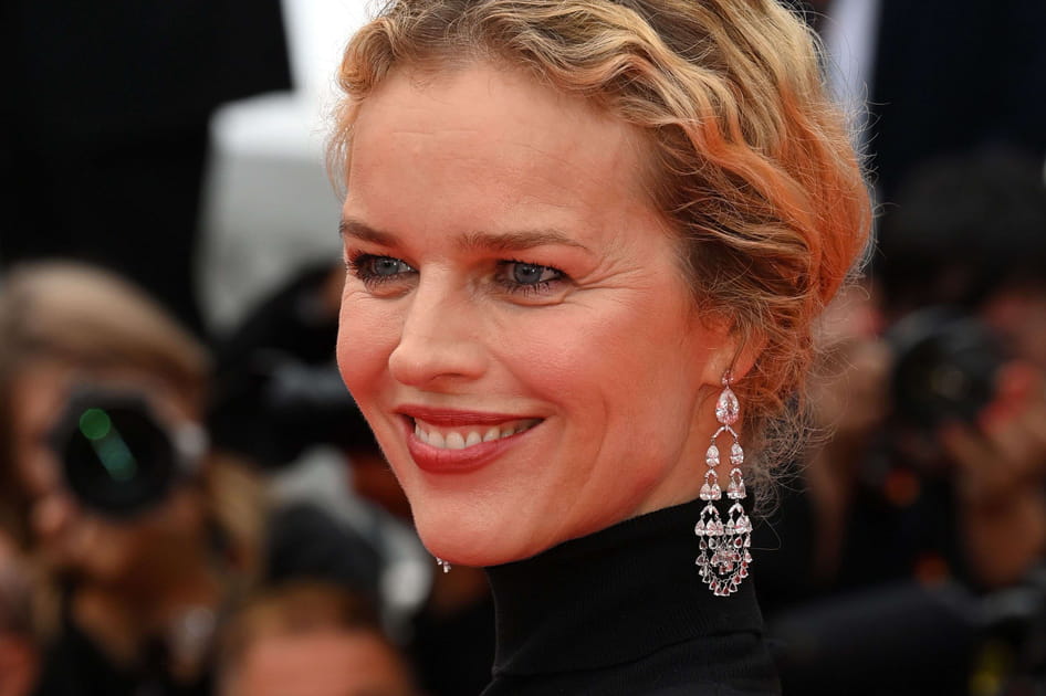 Le chignon bas ondul&eacute; d'Eva Herzigova