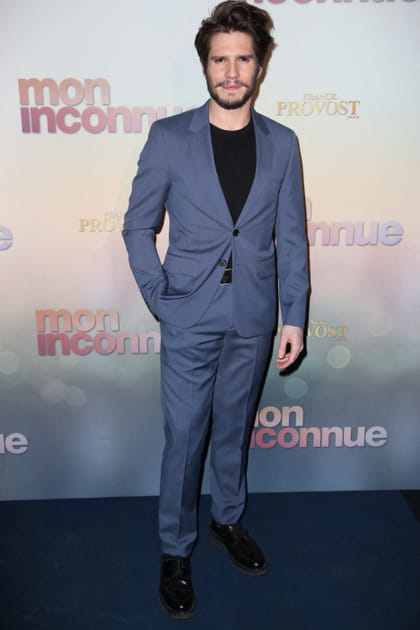 François Civil en costume bleu et pull noir