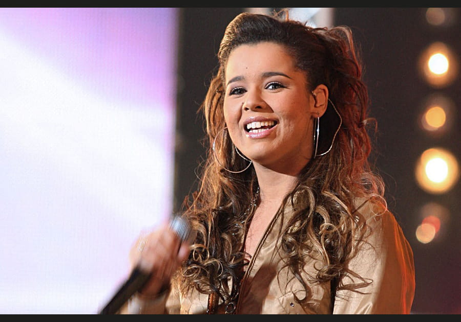 Chim&egrave;ne Badi, jeune avec sa coiffure d'ado boucl&eacute;e